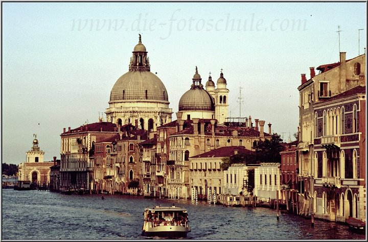 Canale Grande von Rialto aus.jpg - (200mm, 1/125 f8, ohne Filter im Spätnachmittaglicht)Ebenfalls ein ehr klassisches Venedig- Motiv: Die Salute- Kirche am Canale Grande, fotografiert von der Brücke der Akademie 